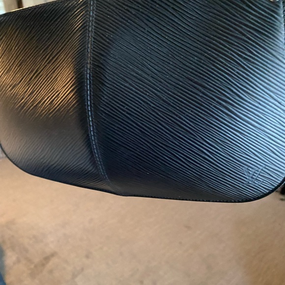 Authentic Louis Vuitton Epi Pochette with shoulder strap - Picture 3 of 13